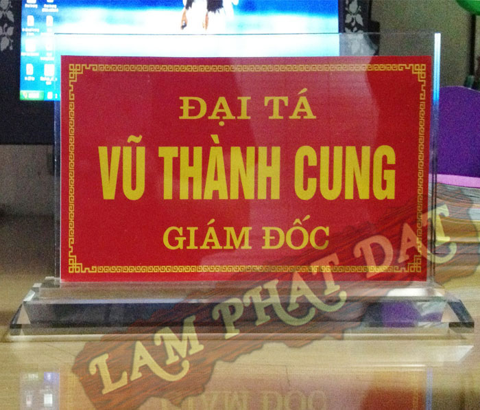 Biển chức danh bằng mica rất phổ biến trong các cơ quan