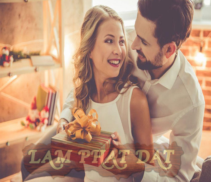 Tặng món quà tỏ tình ý nghĩa - cách ghi điểm tuyệt vời